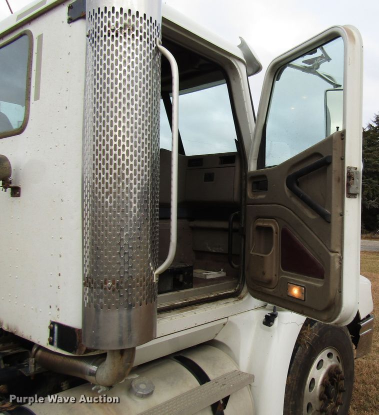 image for item DG6745 2005 International 9200 semi truck