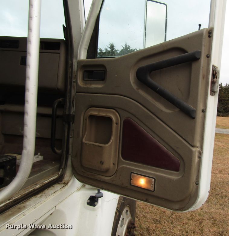 image for item DG6745 2005 International 9200 semi truck