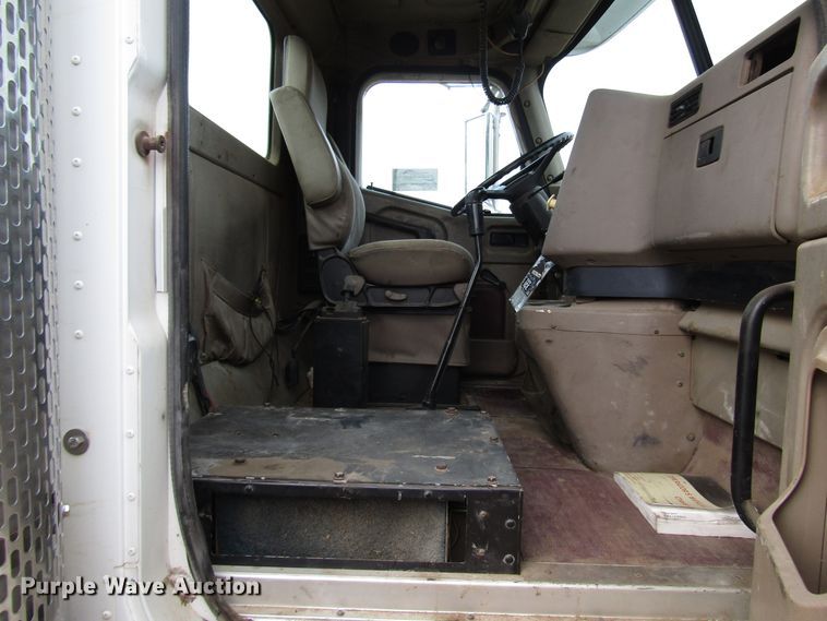 image for item DG6745 2005 International 9200 semi truck