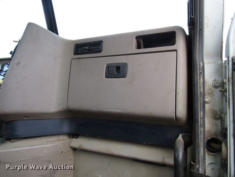 image for item DG6745 2005 International 9200 semi truck