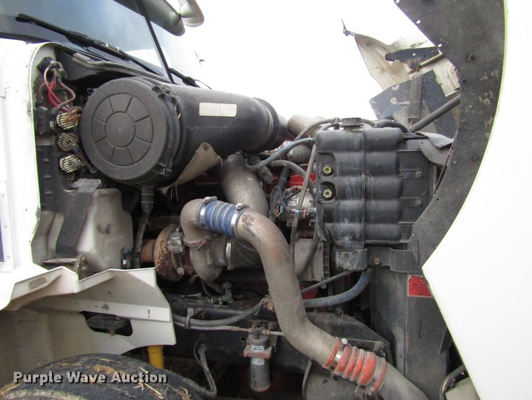 image for item DG6745 2005 International 9200 semi truck