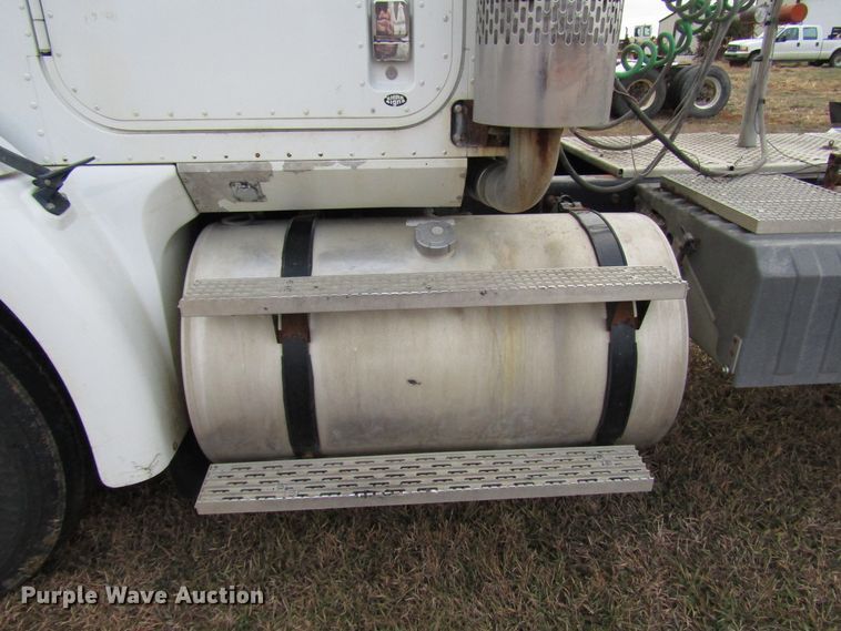 image for item DG6745 2005 International 9200 semi truck