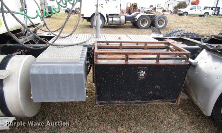 image for item DG6745 2005 International 9200 semi truck