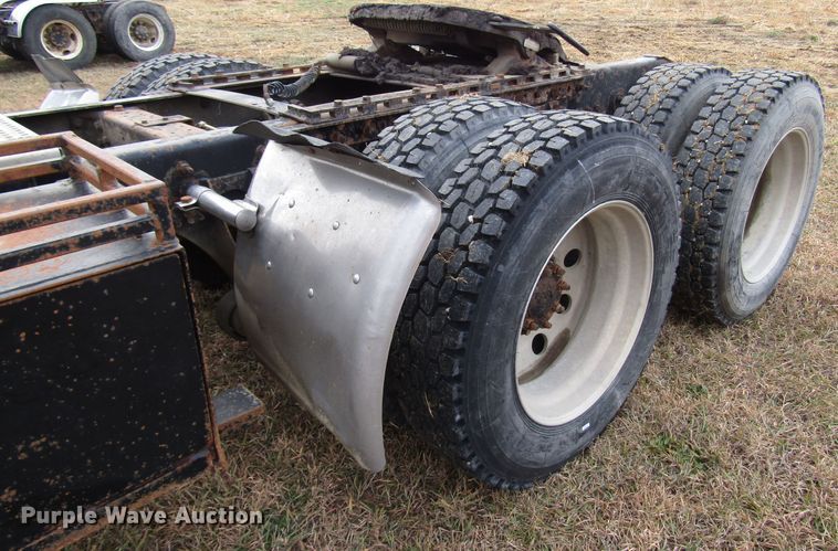 image for item DG6745 2005 International 9200 semi truck