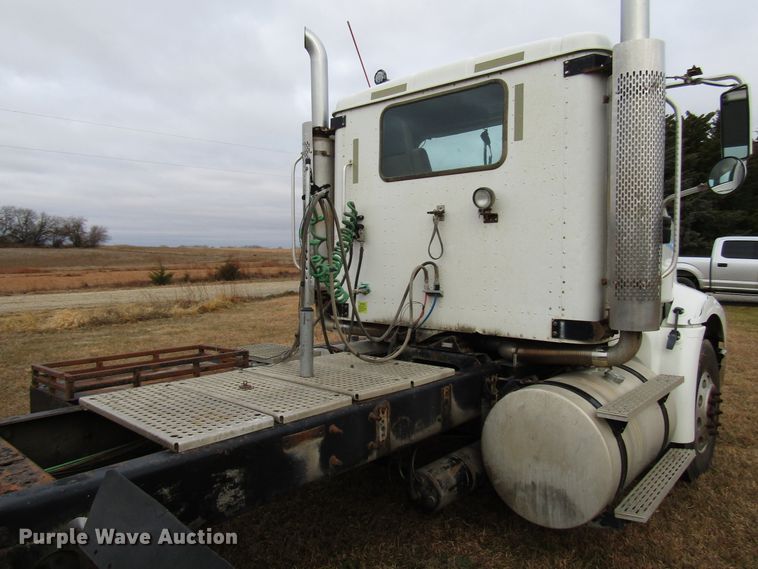 image for item DG6745 2005 International 9200 semi truck