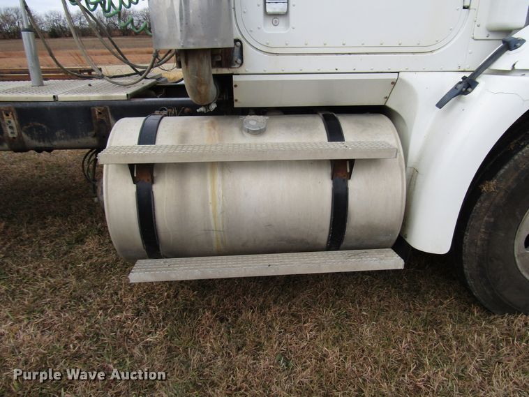 image for item DG6745 2005 International 9200 semi truck