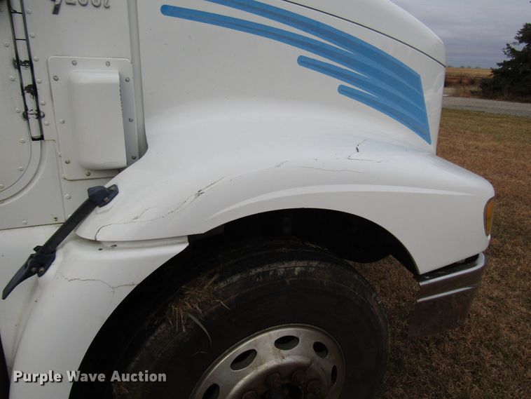 image for item DG6745 2005 International 9200 semi truck