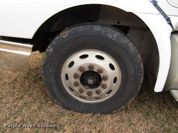 image for item DG6745 2005 International 9200 semi truck