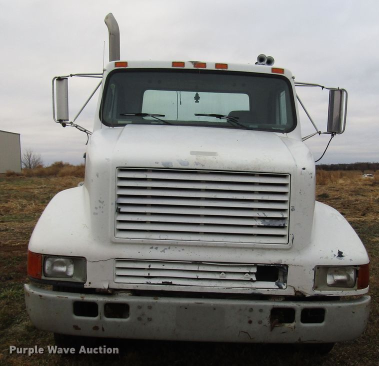image for item DG6746 1996 International 8200 semi truck