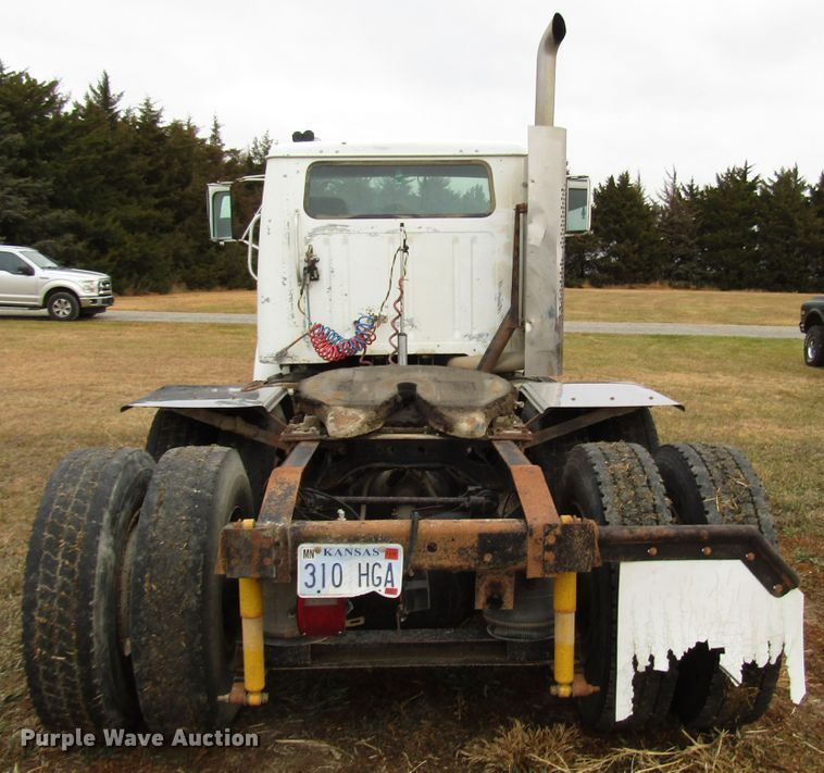 image for item DG6746 1996 International 8200 semi truck