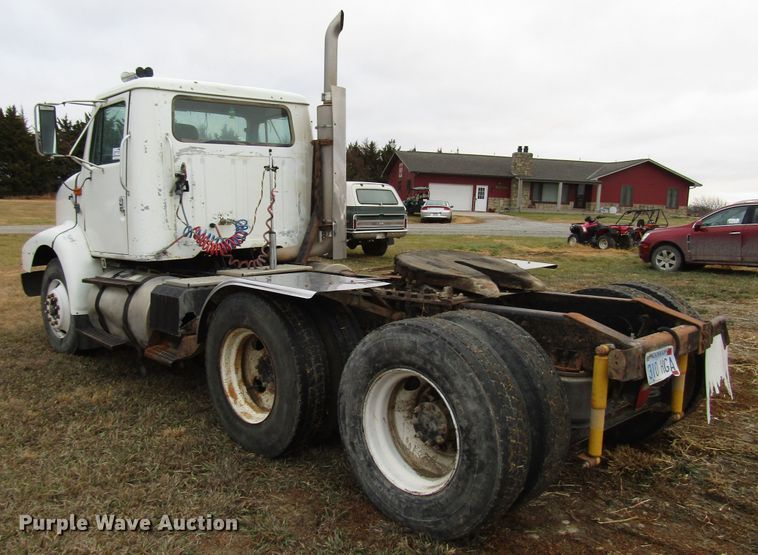 image for item DG6746 1996 International 8200 semi truck