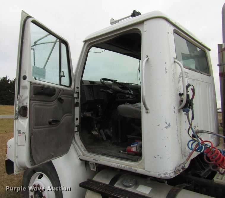 image for item DG6746 1996 International 8200 semi truck