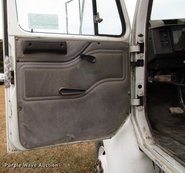 image for item DG6746 1996 International 8200 semi truck