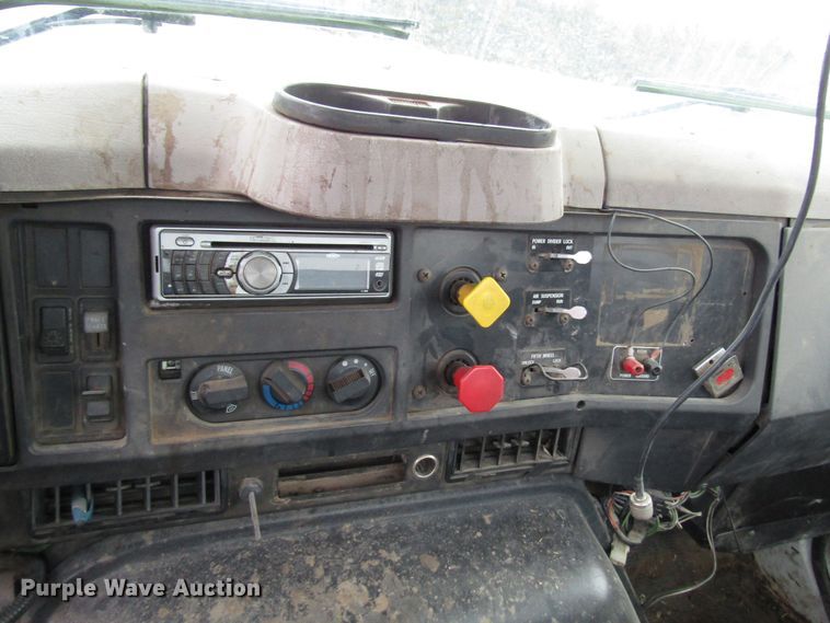 image for item DG6746 1996 International 8200 semi truck