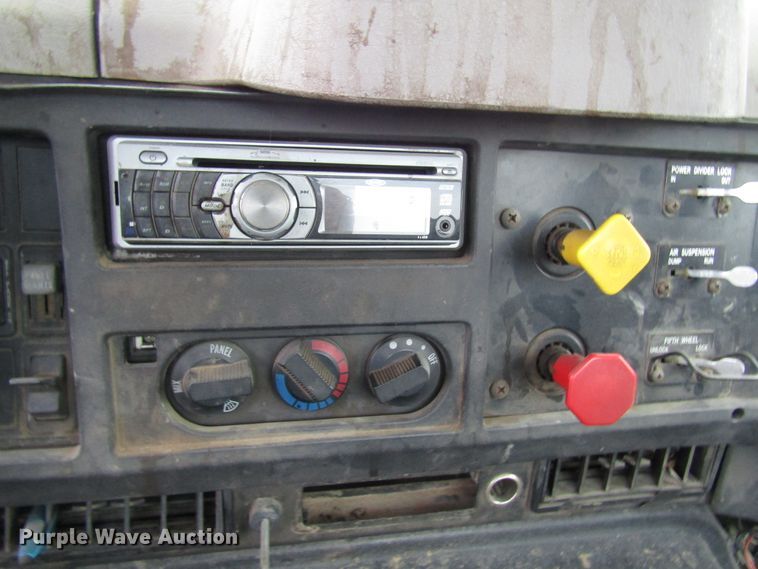 image for item DG6746 1996 International 8200 semi truck