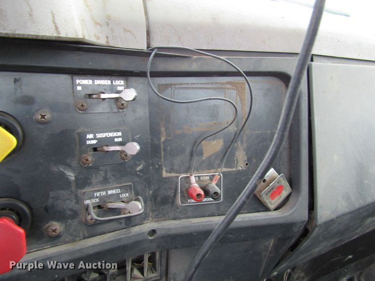 image for item DG6746 1996 International 8200 semi truck