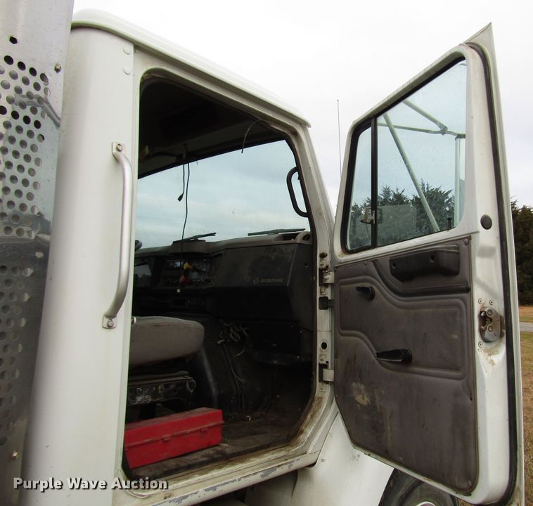 image for item DG6746 1996 International 8200 semi truck