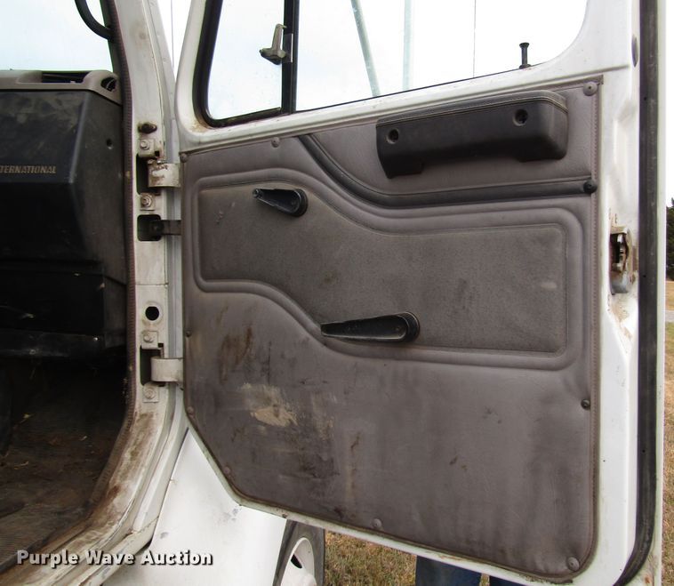 image for item DG6746 1996 International 8200 semi truck