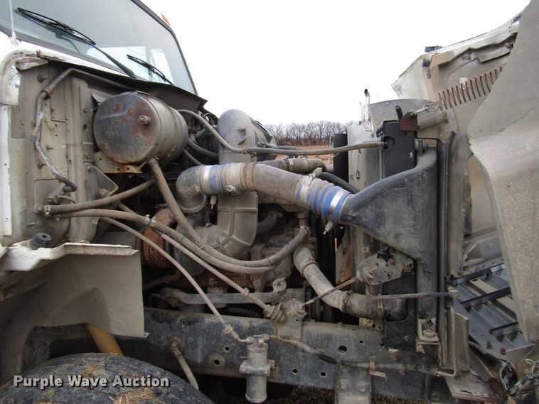 image for item DG6746 1996 International 8200 semi truck