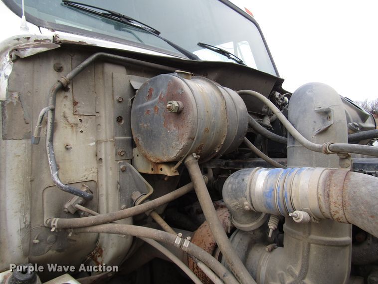 image for item DG6746 1996 International 8200 semi truck