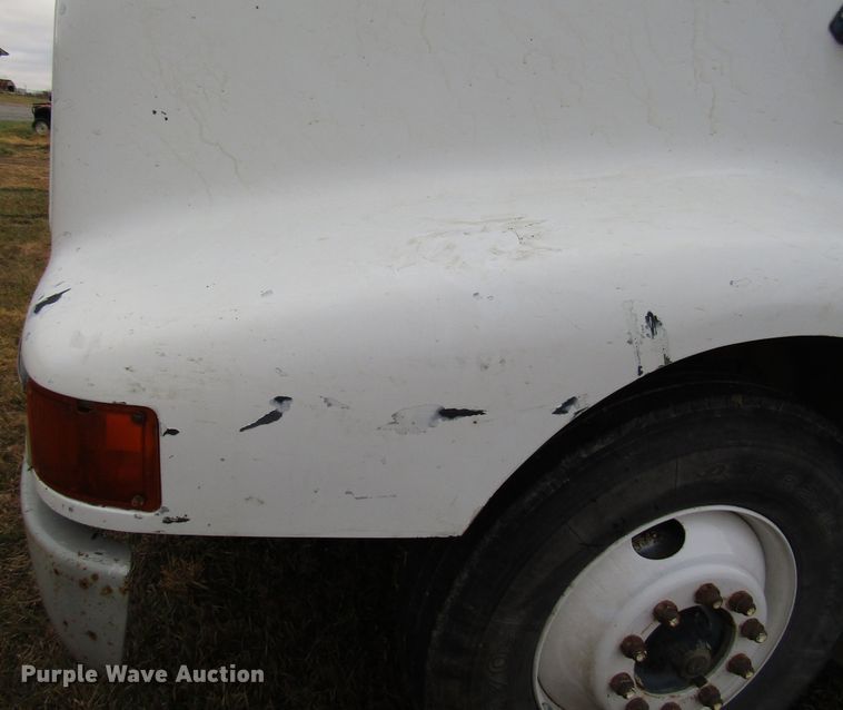 image for item DG6746 1996 International 8200 semi truck