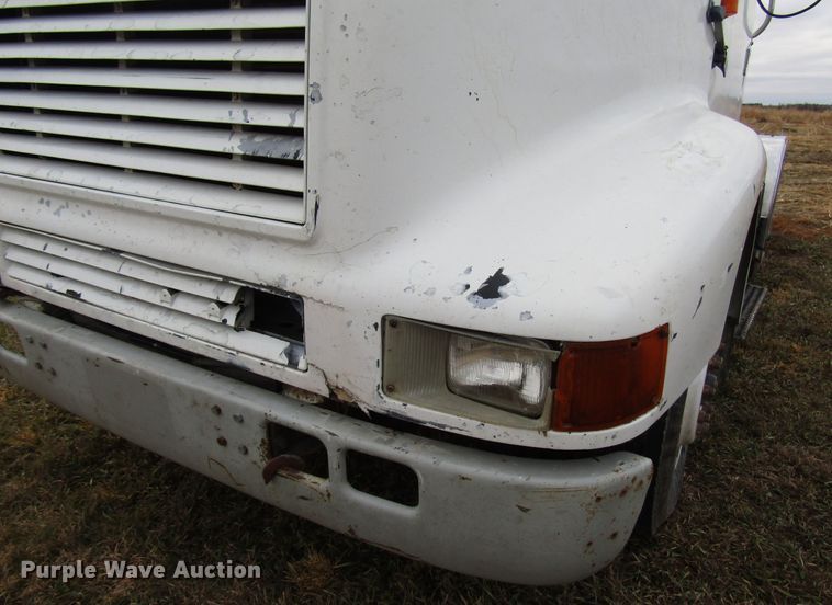 image for item DG6746 1996 International 8200 semi truck