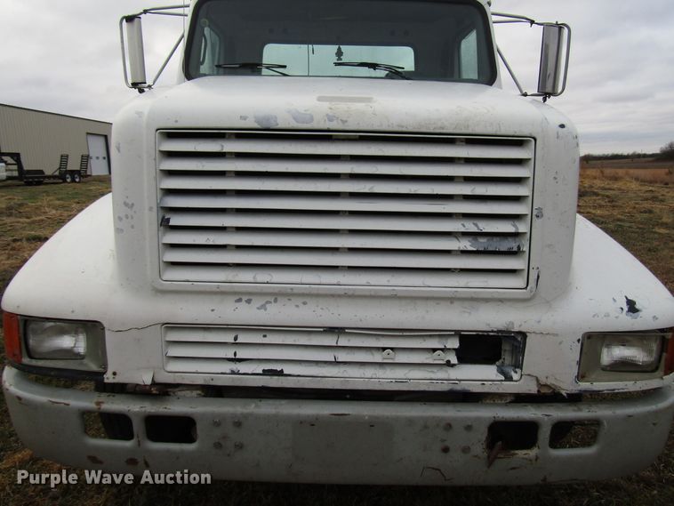image for item DG6746 1996 International 8200 semi truck