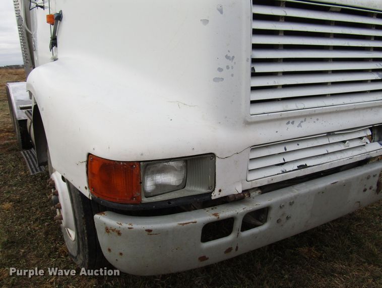 image for item DG6746 1996 International 8200 semi truck