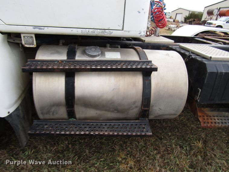 image for item DG6746 1996 International 8200 semi truck