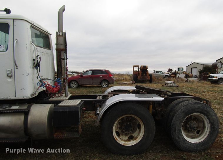 image for item DG6746 1996 International 8200 semi truck