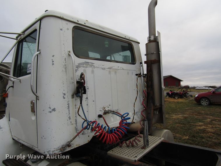 image for item DG6746 1996 International 8200 semi truck