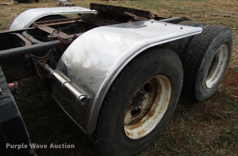 image for item DG6746 1996 International 8200 semi truck