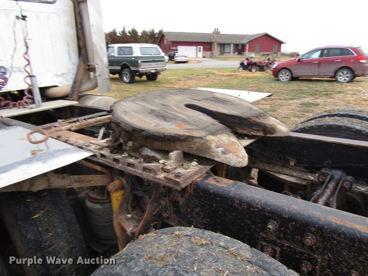 image for item DG6746 1996 International 8200 semi truck