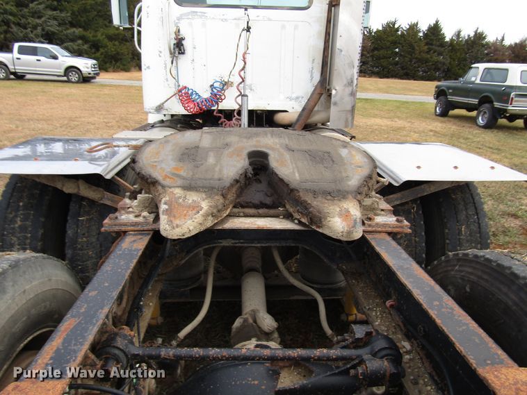 image for item DG6746 1996 International 8200 semi truck