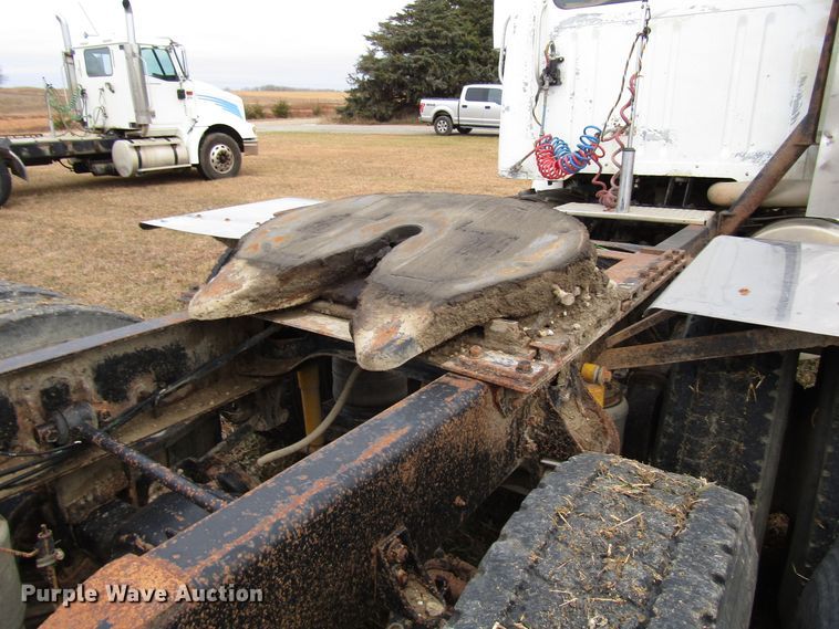 image for item DG6746 1996 International 8200 semi truck