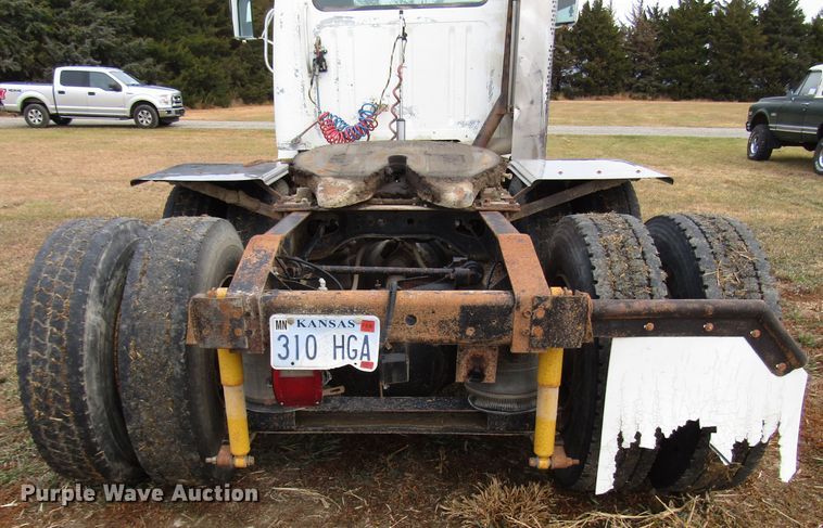 image for item DG6746 1996 International 8200 semi truck