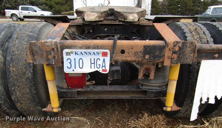 image for item DG6746 1996 International 8200 semi truck