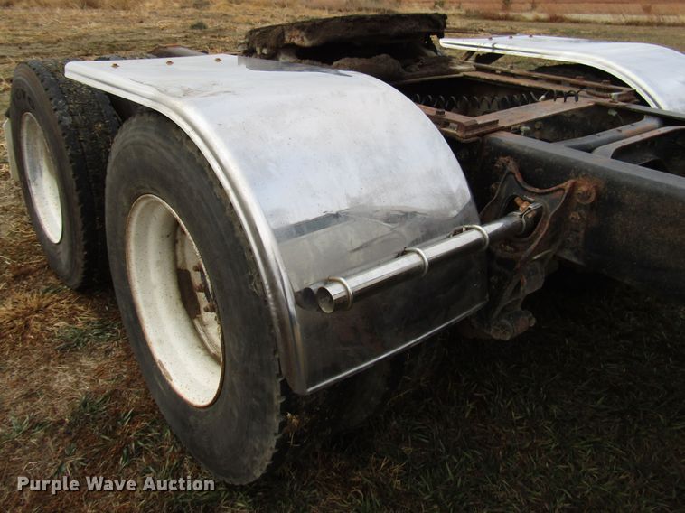 image for item DG6746 1996 International 8200 semi truck