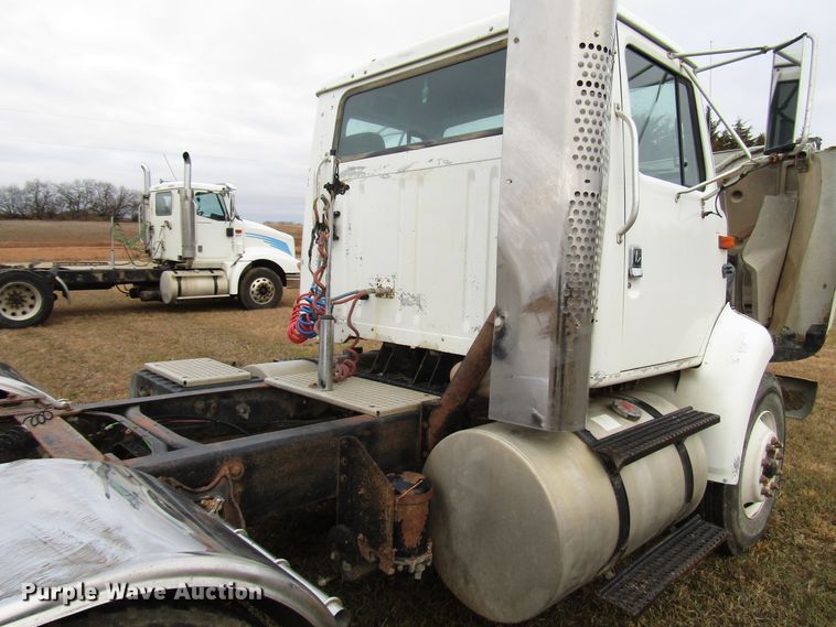 image for item DG6746 1996 International 8200 semi truck