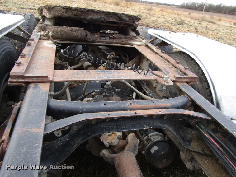 image for item DG6746 1996 International 8200 semi truck