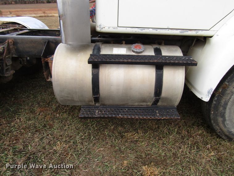 image for item DG6746 1996 International 8200 semi truck