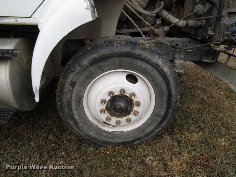 image for item DG6746 1996 International 8200 semi truck