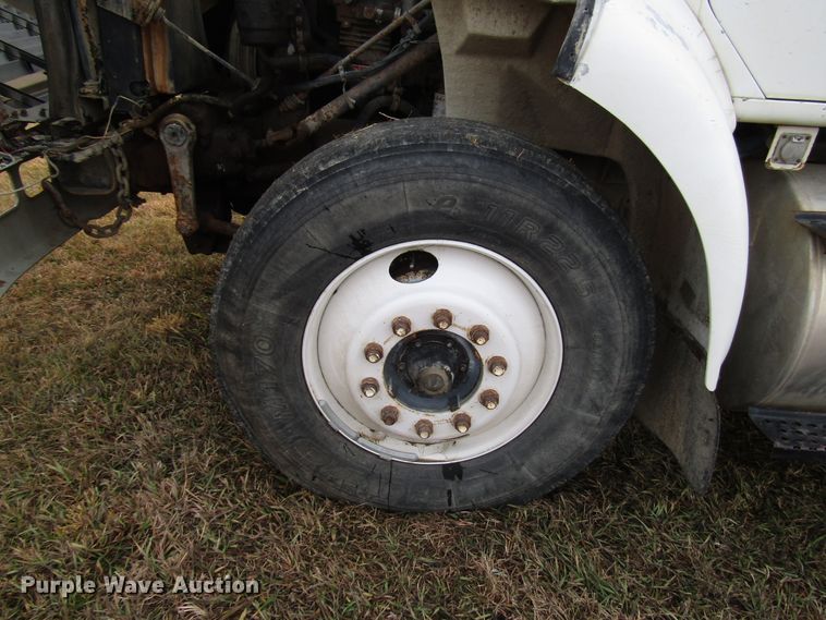 image for item DG6746 1996 International 8200 semi truck