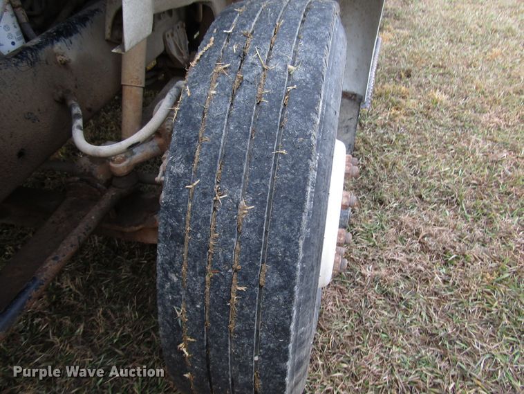 image for item DG6746 1996 International 8200 semi truck