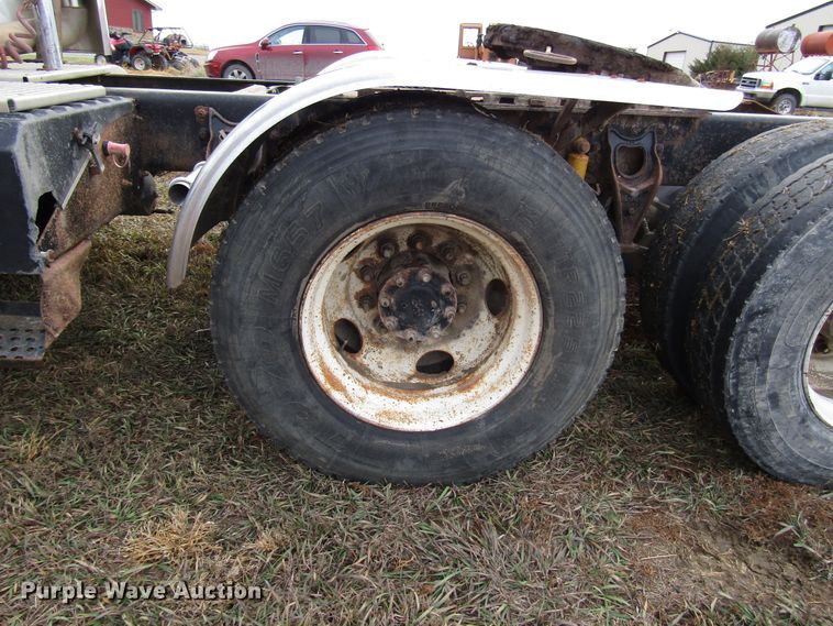 image for item DG6746 1996 International 8200 semi truck