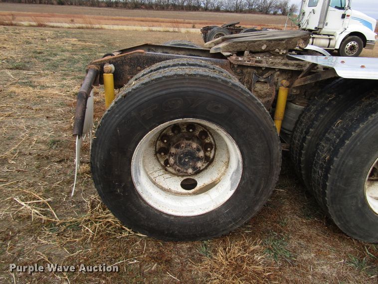 image for item DG6746 1996 International 8200 semi truck