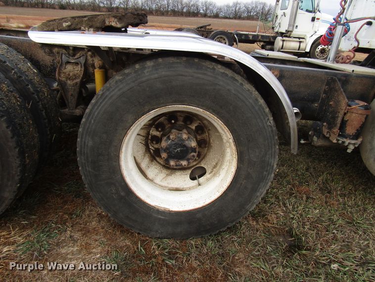 image for item DG6746 1996 International 8200 semi truck