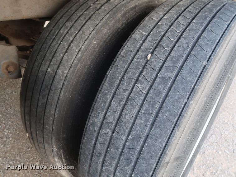 image for item DH0782 1999 Utility VS2R refrigerated van trailer