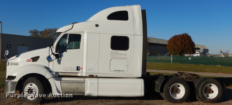 image for item DH2690 2005 Peterbilt 387 semi truck