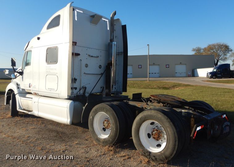image for item DH2690 2005 Peterbilt 387 semi truck